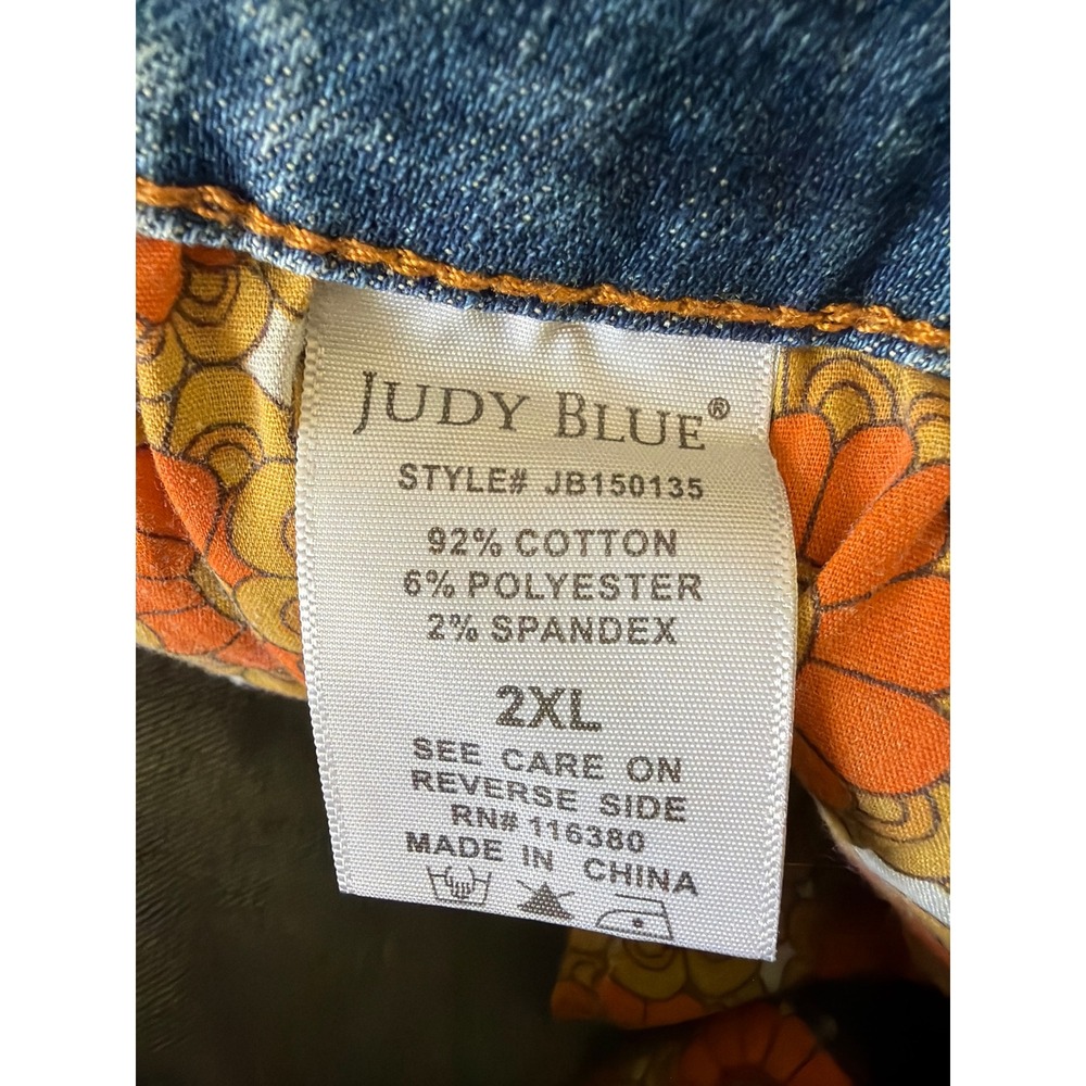 Judy Blue Retro Floral Patch Distressed Denim Shorts Medium Wash 2XL JB150135 - Picture 5 of 5